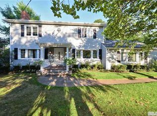 565 Kenridge Rd, Lawrence, NY 11559