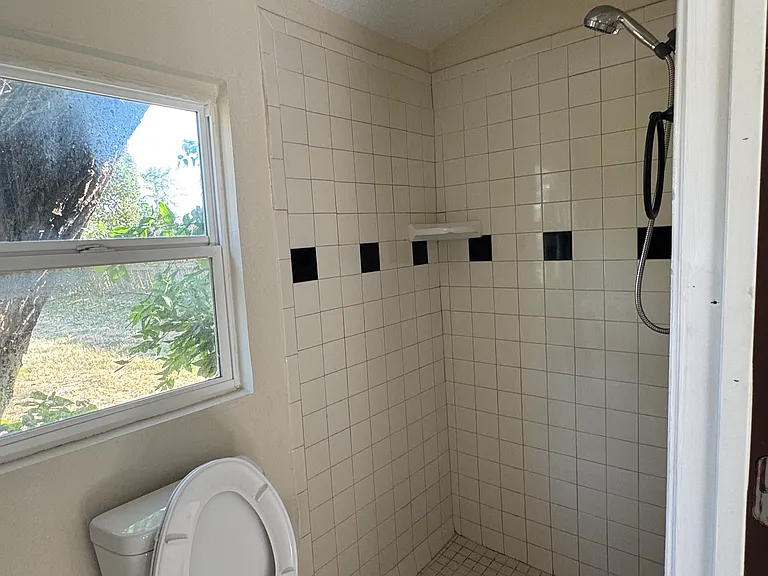 607 W Poplar St — Photo 8
