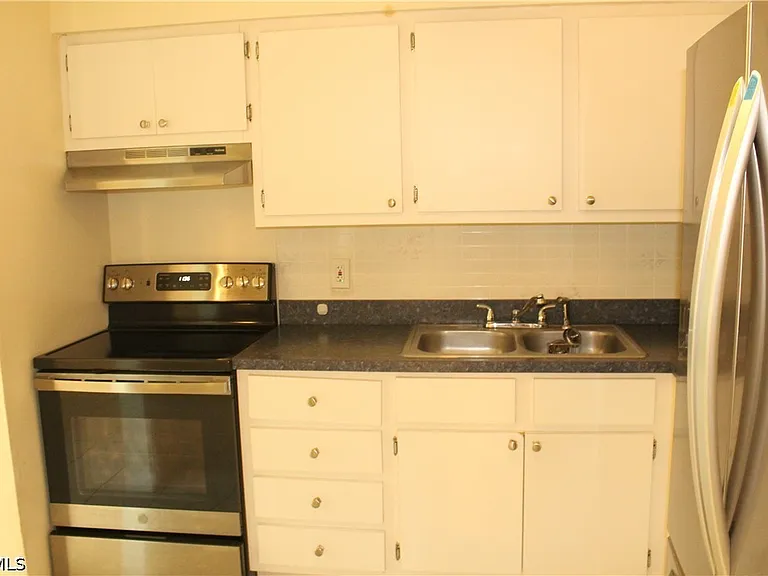 1811 SE 15th Pl #1 — Photo 3