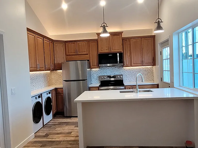 121 W Janss Rd — Photo 1