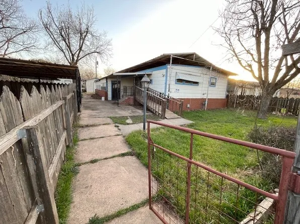 214 Coke St, Tye, TX 79563