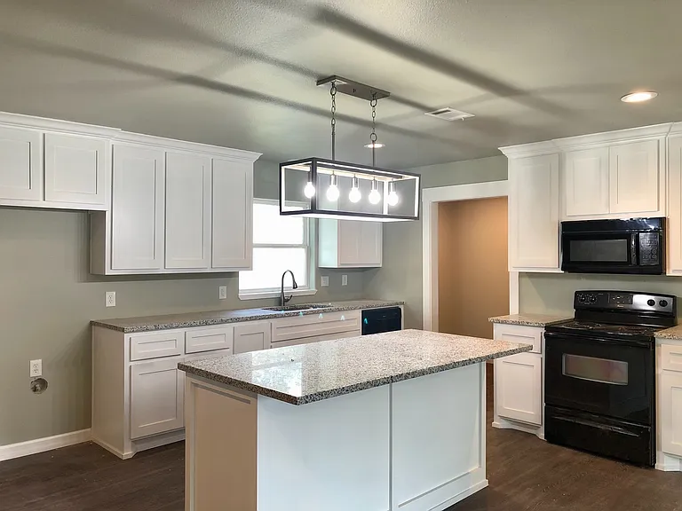 815 Hickory St — Photo 3