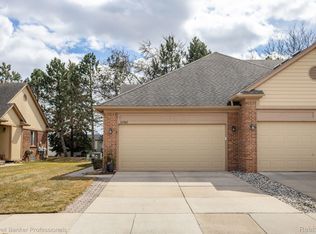 16982 Country Ridge Ln, Macomb, MI 48044