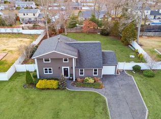 14 Sandpiper Ln, Coram, NY 11727