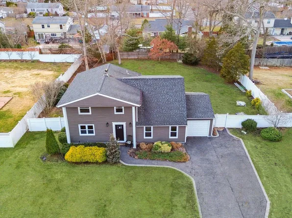 14 Sandpiper Lane, Coram, NY 11727