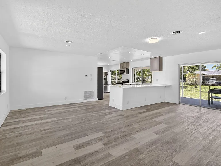 5804 NW 14th St — Photo 5