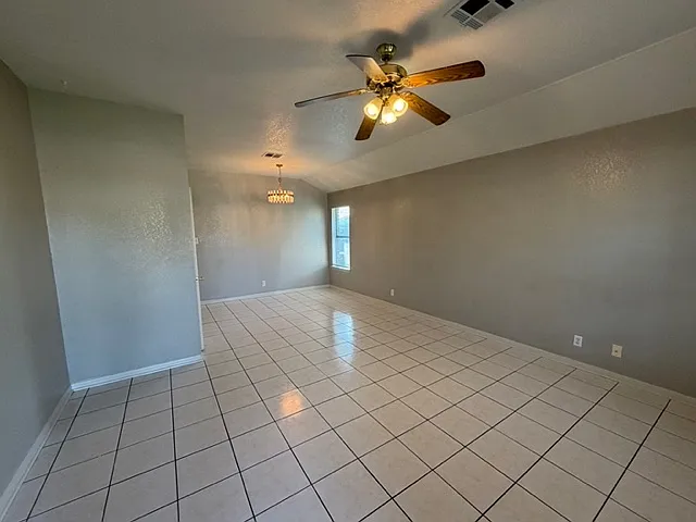 3 bed, 2.0 bath, 1204 sqft, $1,197 — Photo 2