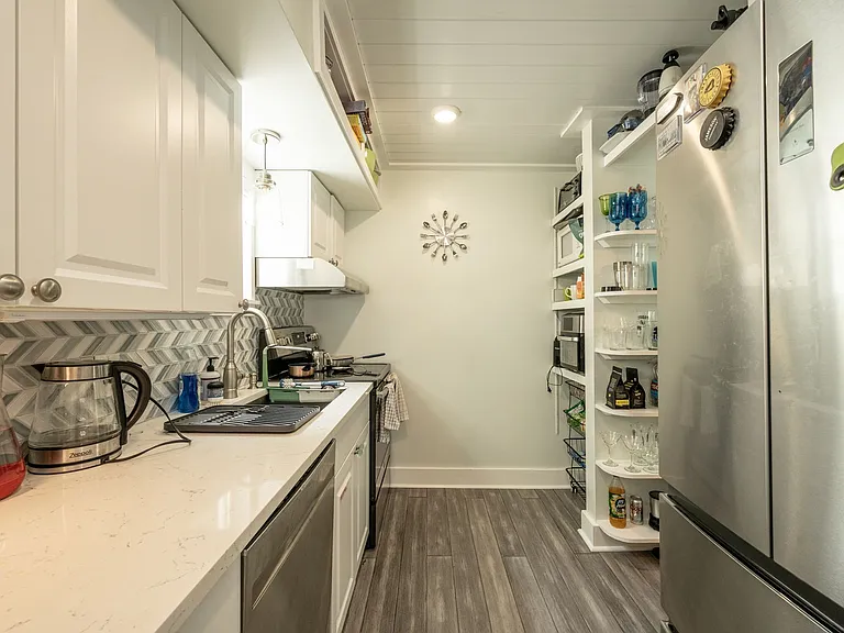 415 Julia St — Photo 13