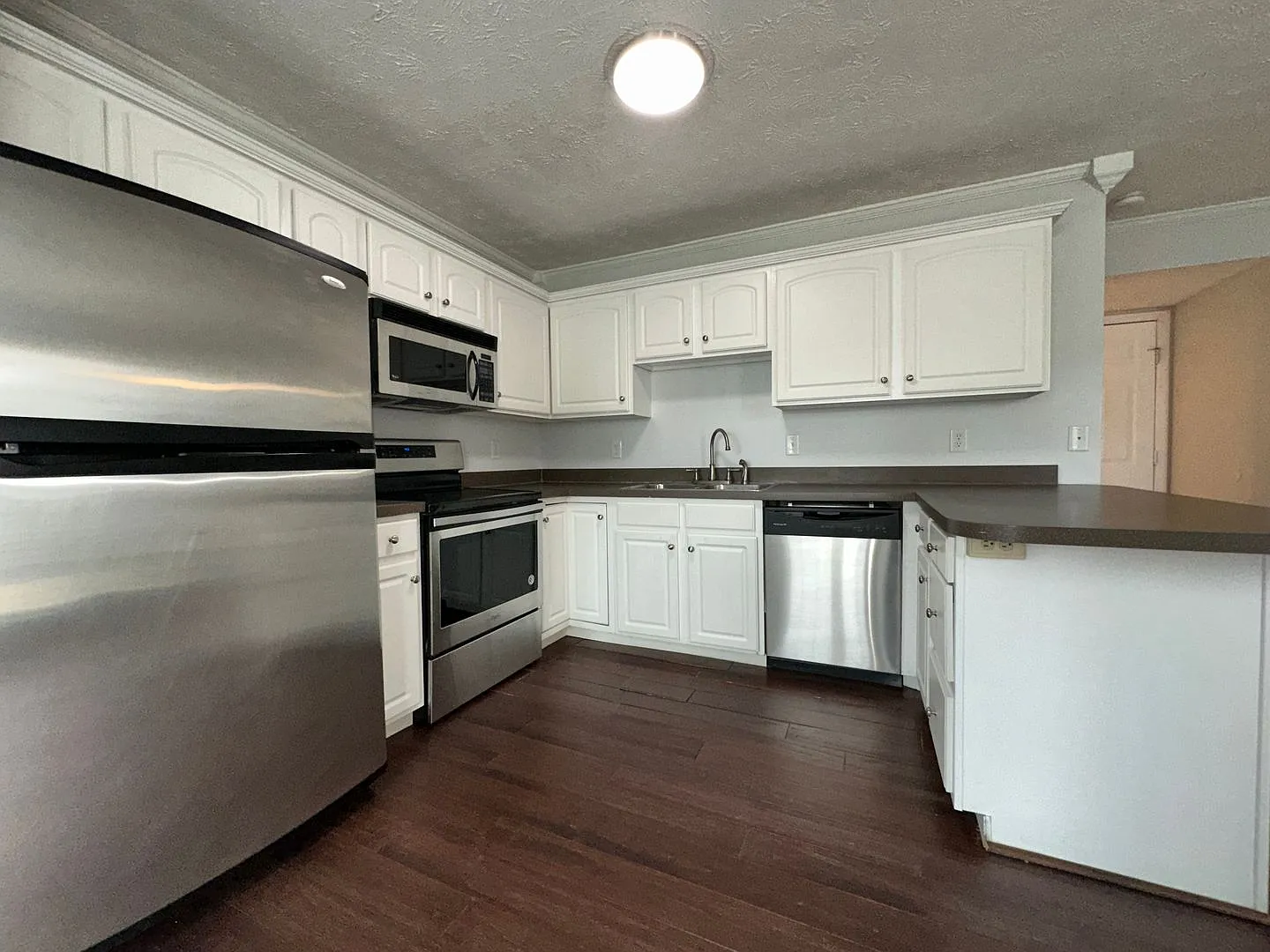 Lovely Single Family House! All Electric, Garage, Deck, Privacy Fenced Backyard, Pets Ok! — Photo 2