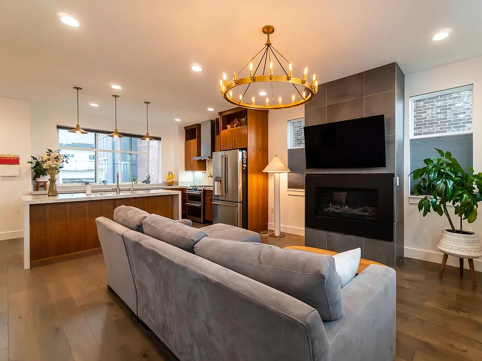 4676 S Grosvenor Ct