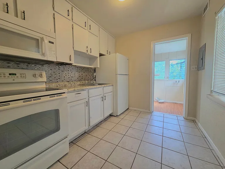 2248 Weber St — Photo 6