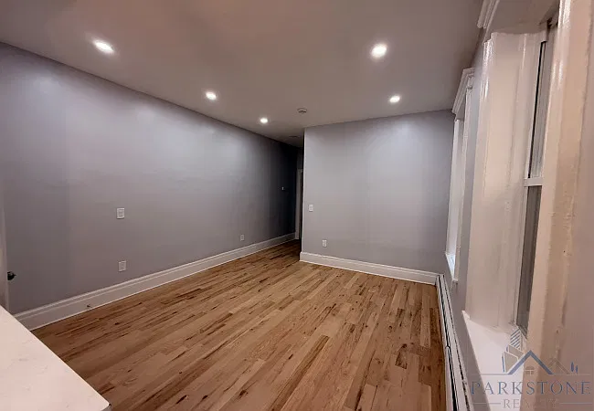 3 bed, 900 sqft, $2,595 — Photo 3