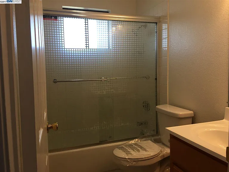 2077 Washington Ave — Photo 7