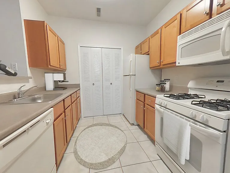 Cobblestone Court Apartments — Photo 5