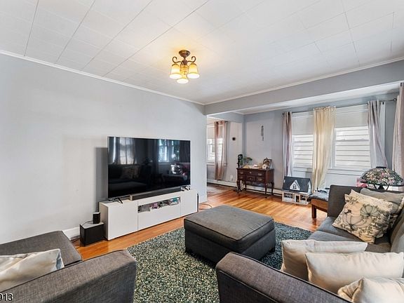 3rd image of 139 Coddington St