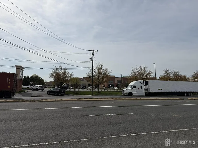 2729 Woodbridge Ave — Photo 12
