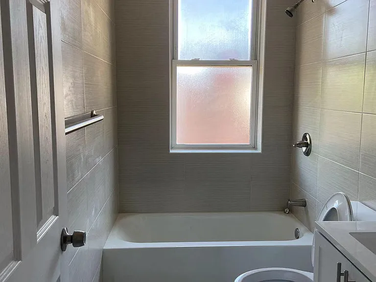 209 Van Braam St #5 — Photo 9