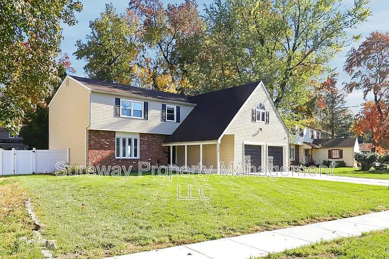 5 bed, 3.5 bath, 2861 sqft, $4,200 — Photo 2