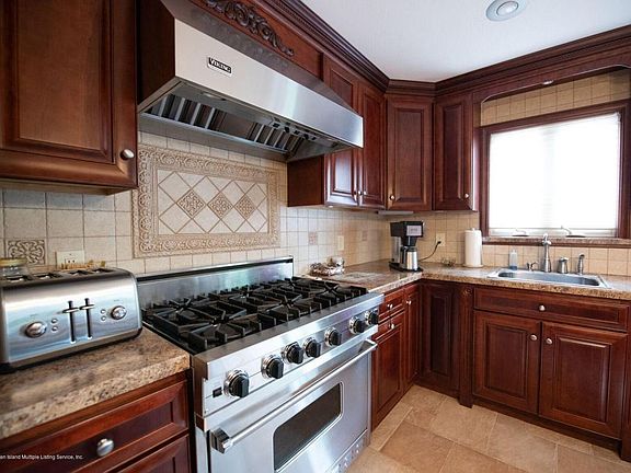 5th image of 338 Tanglewood Dr