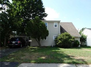 140 Blacksmith Rd, Levittown, NY 11756