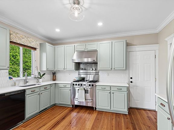 5th image of 606 S Beacon Ln