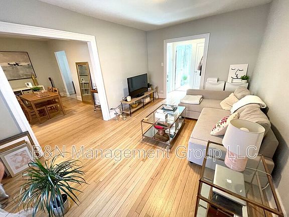 3rd image of 912 W Oakdale Ave APT 3
