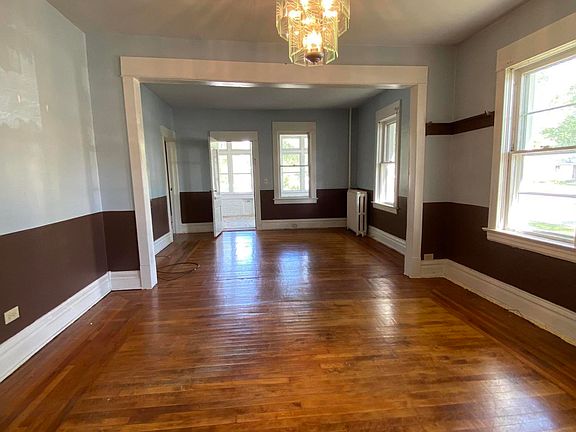 5th image of 1045 W Larch Ave