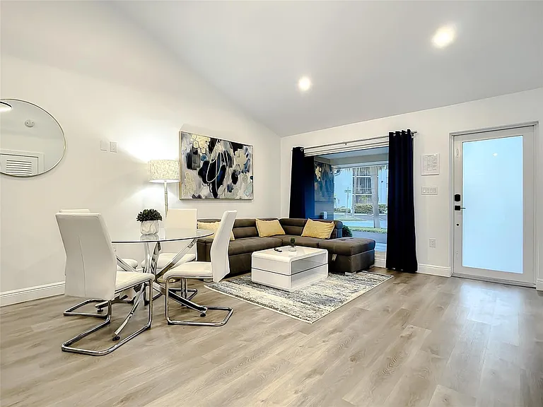 2100 NE 45th St #1 — Photo 7