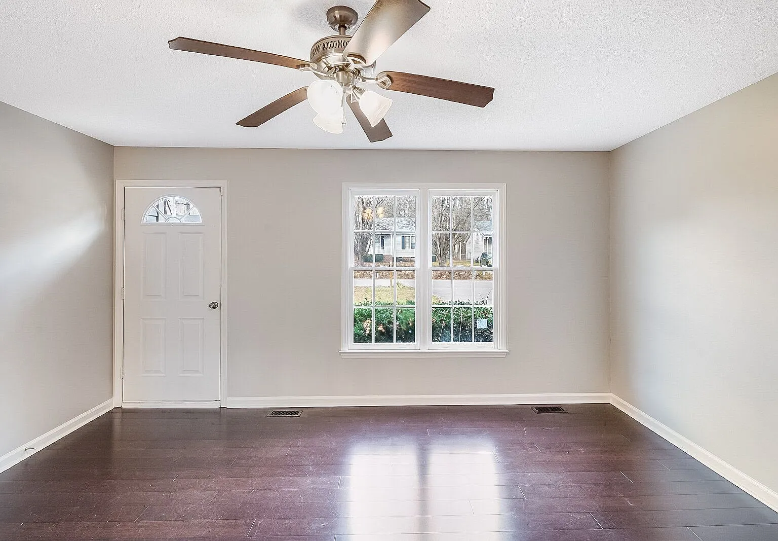 3 bed, 2.0 bath, 1045 sqft, $1,675 — Photo 4