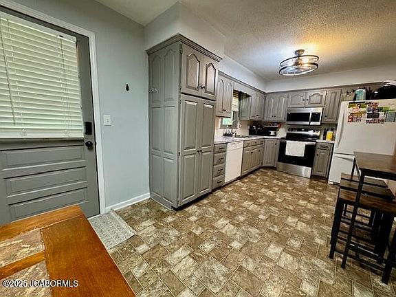 3rd image of 801 S Country Club Dr