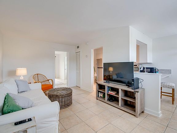 2nd image of 201 Coppitt Rd APT 203C