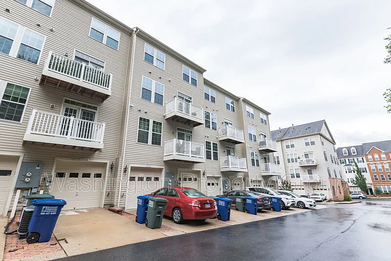 3 bed, 2.5 bath, 1600 sqft, $3,150 — Photo 3