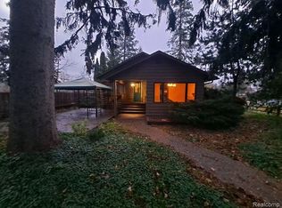 98 N Holcomb Rd, Clarkston, MI 48346