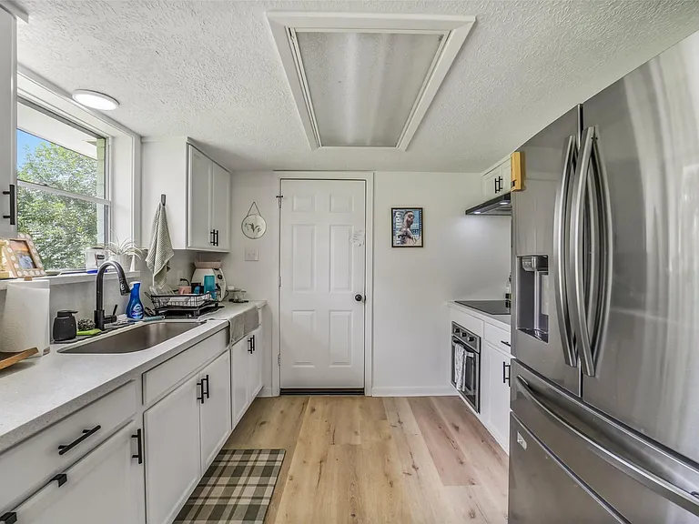 221 N Baron St — Photo 8