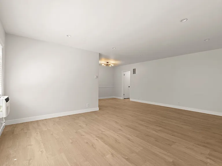 (El/Eu/Yo:B) 325 S. Rexford Drive — Photo 2