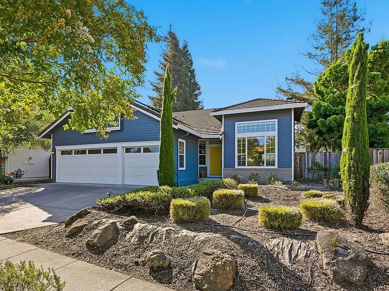 1439 Gordon Dr — Photo 1