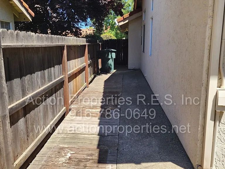1417 Hurlston Way — Photo 18