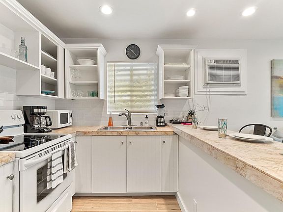 4th image of 1215 NE 17th Ave #9