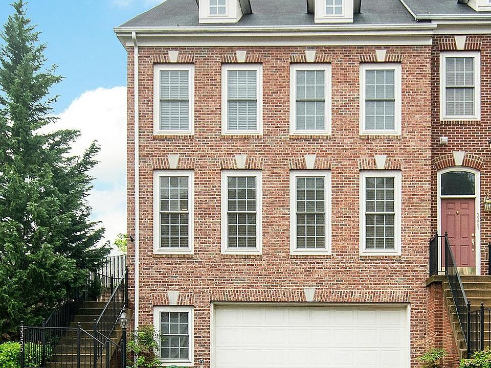 Gorgeous End Unit Townhouse w/Garage