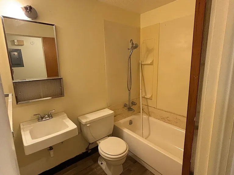 486 Whittier St #10 — Photo 5