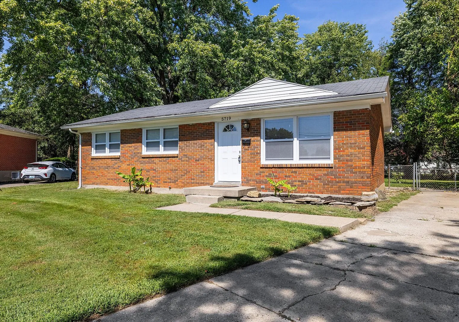 5719 Chestnutwood Way - 3 BR, 1 BA brick ranch with unfinished basement, and HUGE fenced in yard! — Photo 3