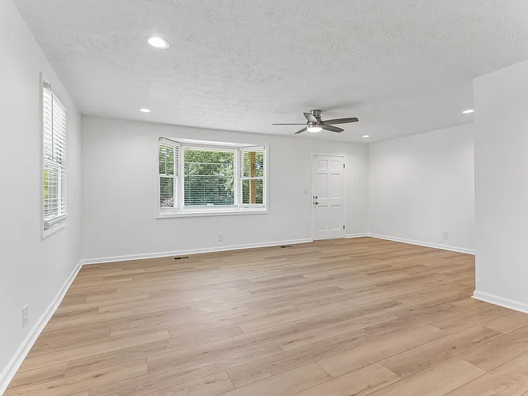1001 Lakeside Dr — Photo 13