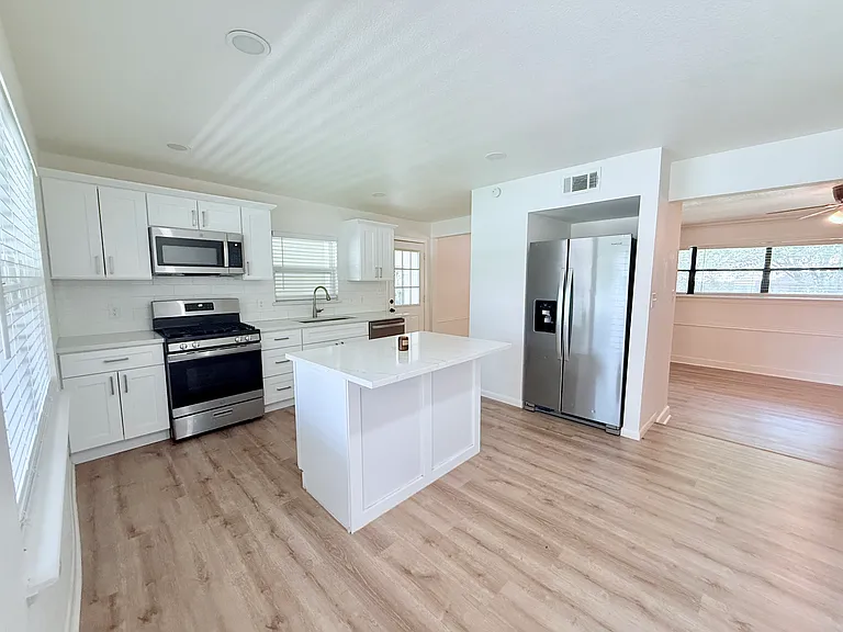 1411 W Shields Dr — Photo 3