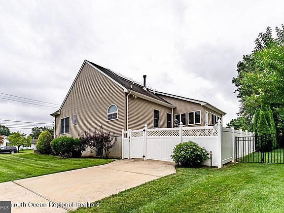 3rd image of 716 Almeda Dr