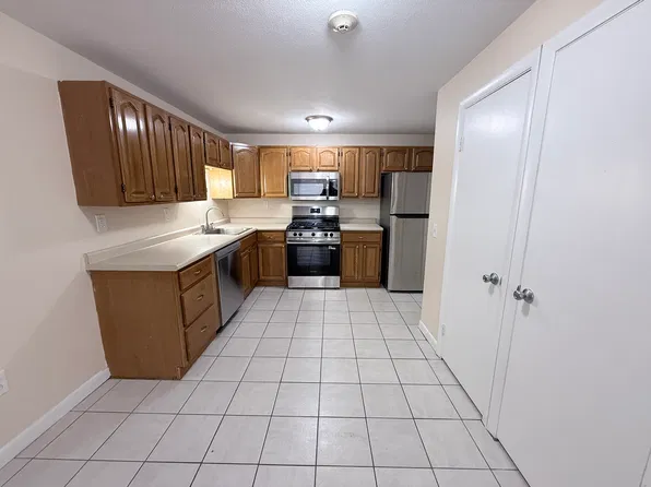 15 River St APT 2, Smithfield, RI 02917