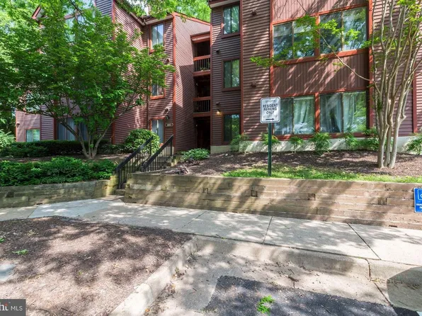 2802 Lee Oaks Pl APT 302, Falls Church, VA 22046