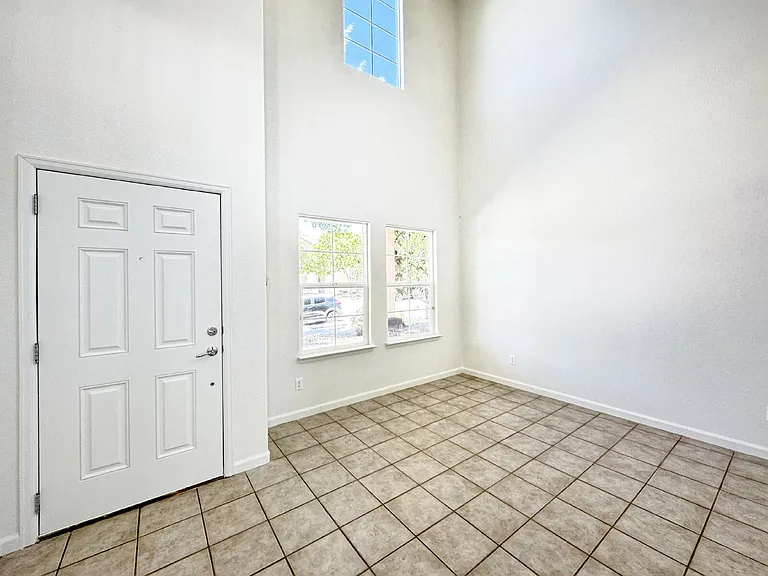 426 Paseo Roja Pl NE — Photo 2