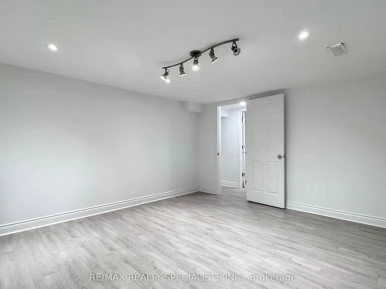 131 Searle Ave #BASEMENT — Photo 22