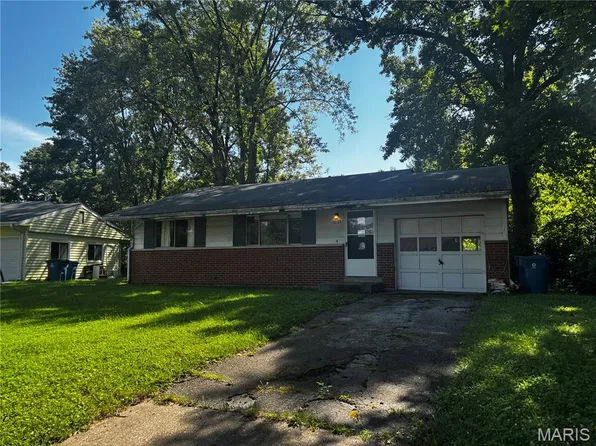 11035 Saturn Dr, Maryland Heights, MO 63043