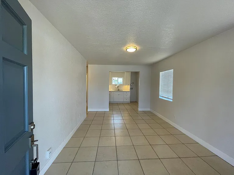 2771 Logan Ave — Photo 4